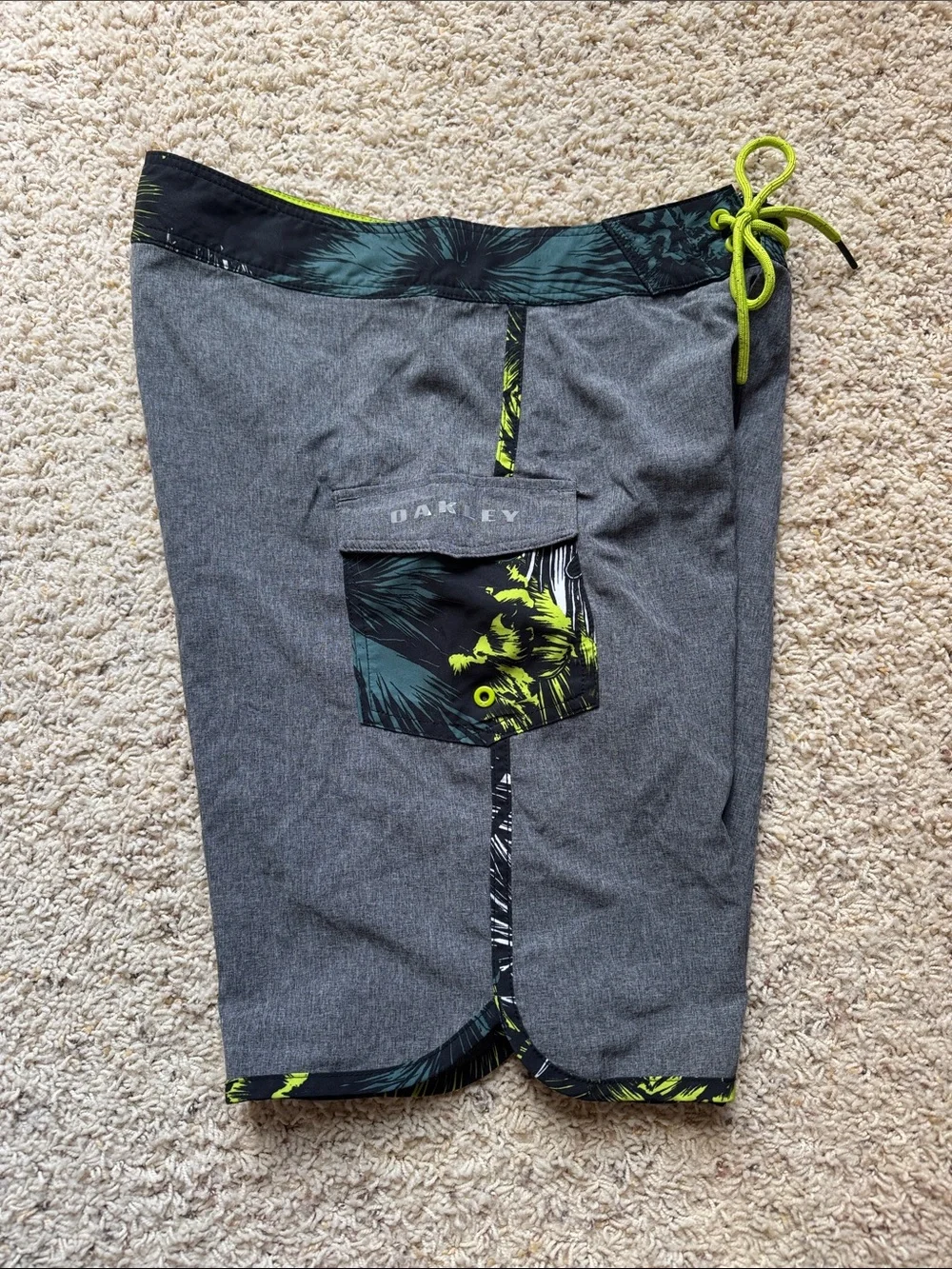 Oakley Men’s Gray Board Shorts with Neon Green Accents, Mens size 30 waist